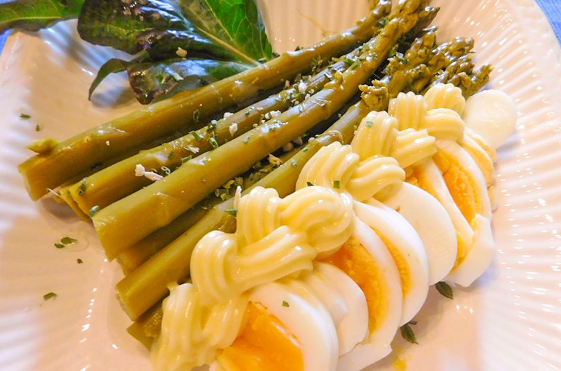 Groene Asperges met gekookte eieren - ketodieet ontbijt recept - gezond afvallen koolhydraatarm