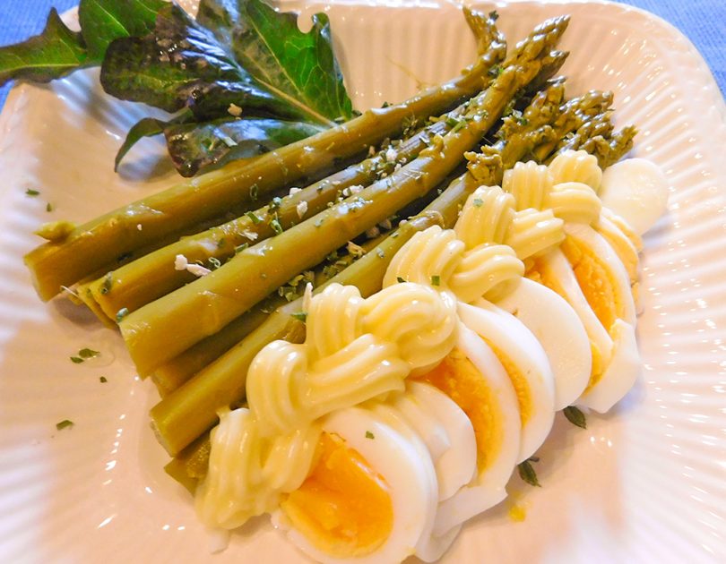 Groene Asperges met gekookte eieren - ketodieet ontbijt recept - gezond afvallen koolhydraatarm