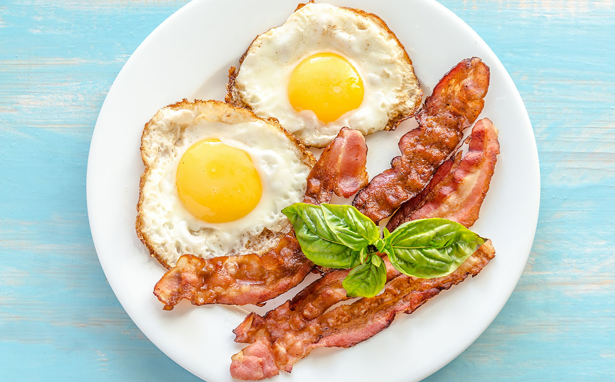 eieren en ontbijtspek - ketodieet ontbijt recept - keto voor beginners dagboek eetdagboek catje