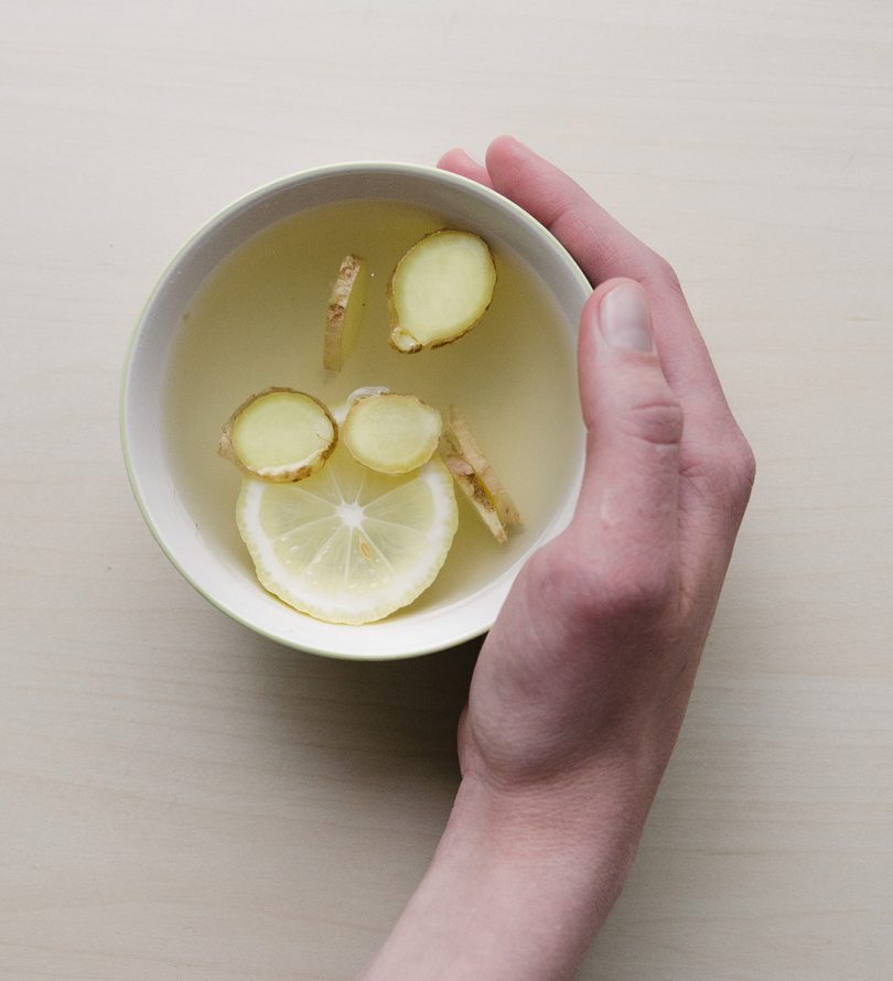 Waarom het drinken van citroen-gember water een goed idee is